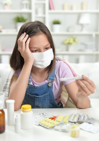 Close Portret Van Klein Meisje Dragen Gezichtsmasker Met Thermometer — Stockfoto