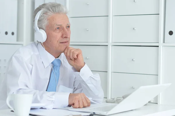 Emotionele Volwassen Zakenman Werkt Het Kantoor — Stockfoto