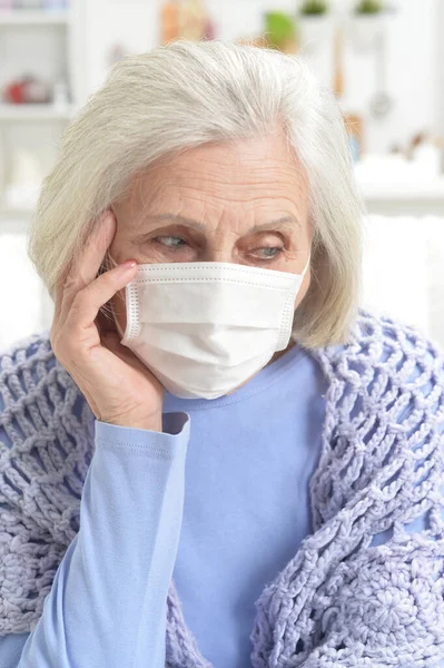 Sjuk Vacker Äldre Kvinna Med Ansiktsmask — Stockfoto