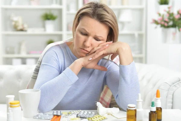 Schöne Junge Frau Mit Pillen — Stockfoto