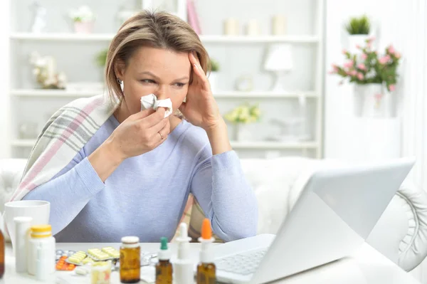 Schöne Junge Frau Mit Tabletten Mit Laptop — Stockfoto