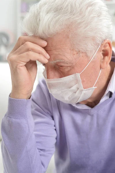 Retrato Triste Anciano Enfermo Con Máscara Facial —  Fotos de Stock
