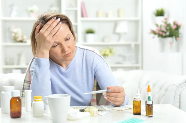 Schöne Junge Frau Mit Temperatur — Stockfoto