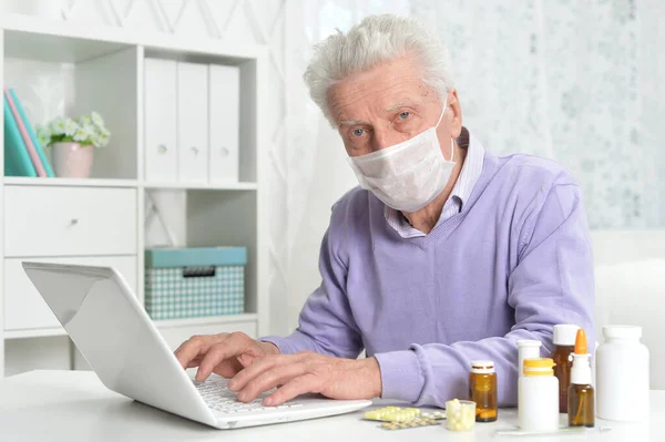 Anciano Enfermo Con Mascarilla Facial Usando Portátil — Foto de Stock