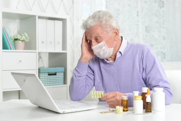 Hombre Anciano Enfermo Con Máscara Facial Utilizando Ordenador Portátil — Foto de Stock