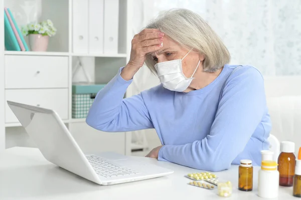 Malata Bella Donna Anziana Con Maschera Facciale Utilizzando Computer Portatile — Foto Stock