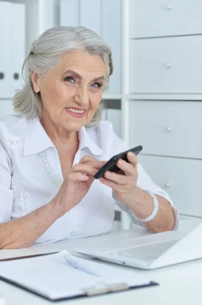 Mulher Idosa Usando Smartphone Escritório — Fotografia de Stock