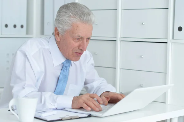 Reifer Geschäftsmann Amt — Stockfoto