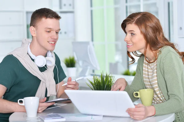 Jonge Man Vrouw Werken Met Laptop — Stockfoto