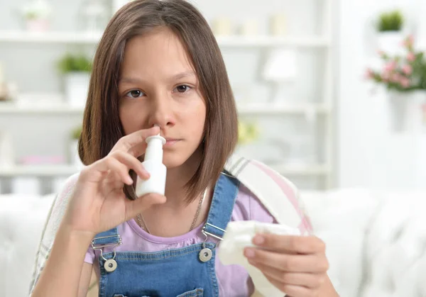 Närbild Porträtt Sjuk Liten Flicka Med Inhalator — Stockfoto