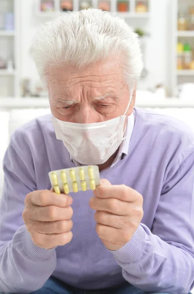 Retrato Triste Anciano Enfermo Con Máscara Facial Sosteniendo Pastillas — Foto de Stock