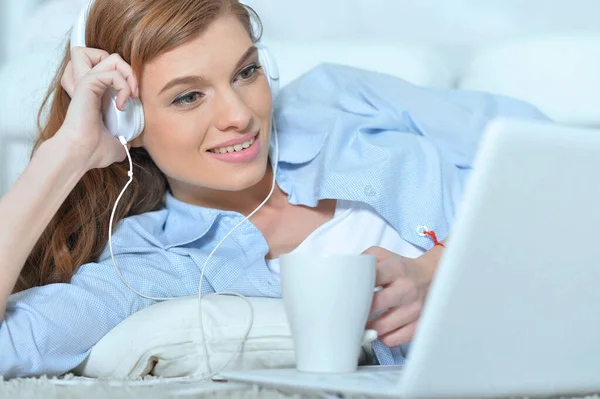 Mujer Joven Escuchando Música Con Auriculares Casa —  Fotos de Stock