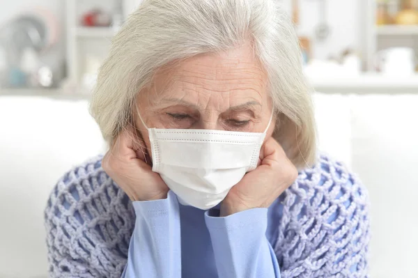 Kranke Schöne Seniorin Mit Gesichtsmaske — Stockfoto