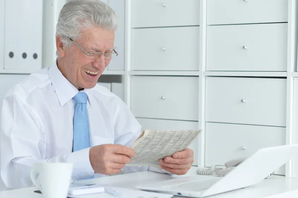 Schöne Alte Kaukasische Mann Mit Laptop Zeitung Lesen — Stockfoto