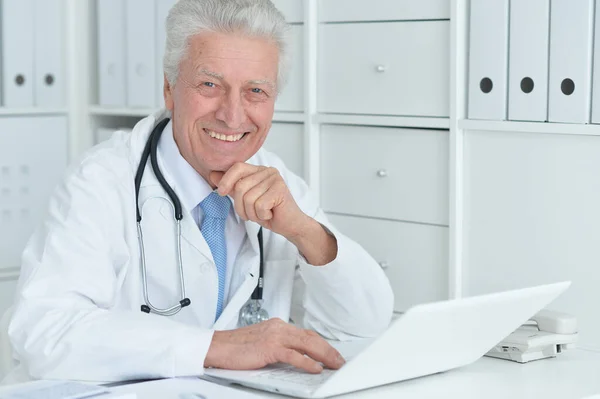 Retrato Médico Masculino Sênior Confiante Com Estetoscópio Trabalhando Escritório — Fotografia de Stock