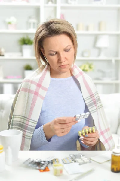 Schöne Junge Frau Mit Pillen — Stockfoto