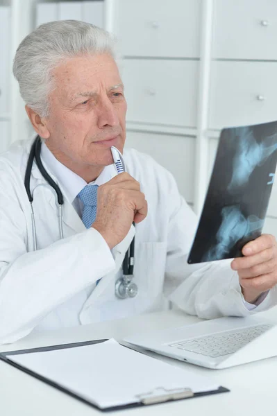 Trauriger Oberarzt Mit Röntgenbild — Stockfoto