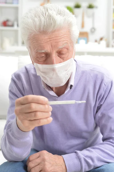 Retrato Triste Anciano Enfermo Con Máscara Facial Que Sostiene Termómetro —  Fotos de Stock