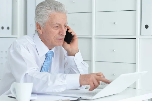 Ofiste Çalışan Olgun Bir Adamı Akıllı Telefondan Konuşuyor — Stok fotoğraf
