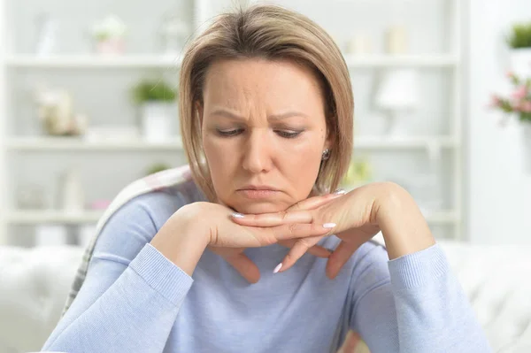 Bella Giovane Donna Malata Casa — Foto Stock