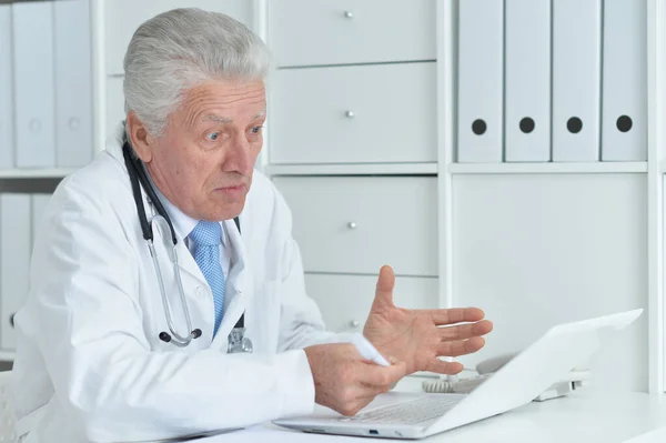 Retrato Médico Confianza Con Estetoscopio Trabajando Oficina — Foto de Stock