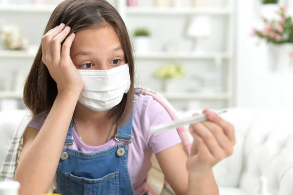 Retrato Cerca Una Niña Pequeña Con Máscara Facial Con Termómetro —  Fotos de Stock