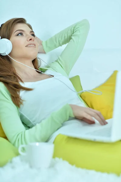 Mulher Ouvindo Música Com Fones Ouvido — Fotografia de Stock