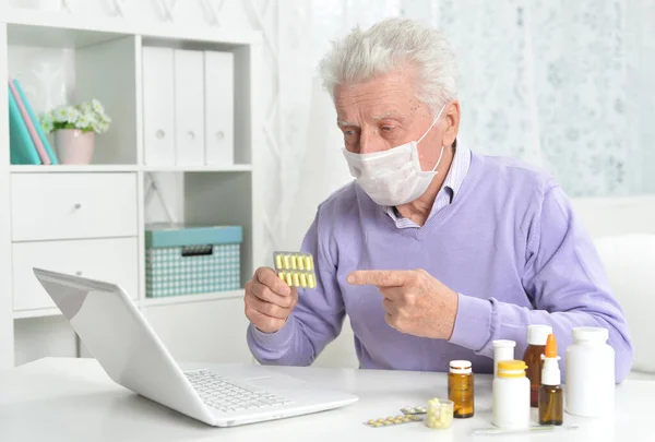 Sjuk Senior Man Med Ansiktsmask Med Bärbar Dator — Stockfoto