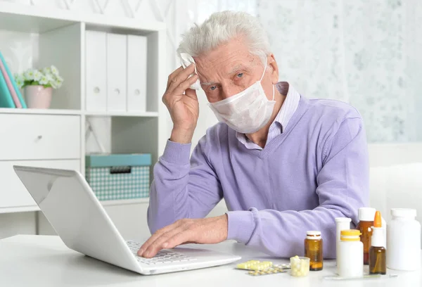 Laptop Kullanan Maskeli Üzgün Hasta Yaşlı Bir Adamın Portresi — Stok fotoğraf