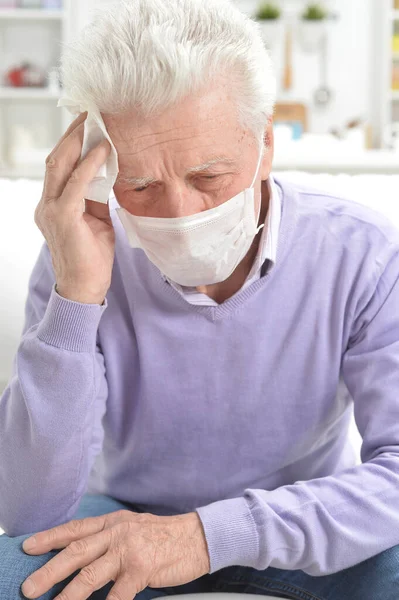 Portret Van Zielige Oudere Man Met Gezichtsmasker — Stockfoto