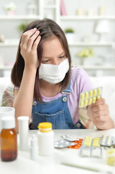 Klein Meisje Dragen Gezichtsmasker Met Pillen — Stockfoto