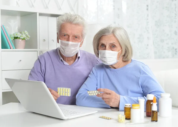 Casal Idoso Doente Com Máscaras Faciais Usando Laptop — Fotografia de Stock