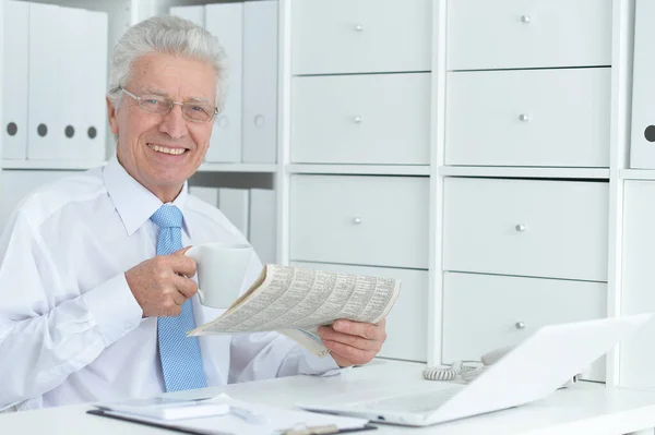 Bonito Velho Homem Caucasiano Com Laptop Leitura Jornal — Fotografia de Stock