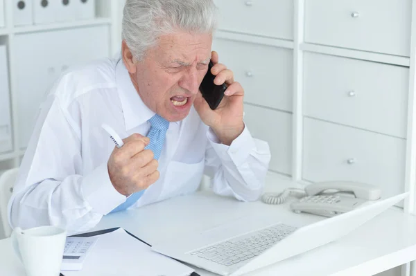 Maturo Uomo Affari Che Lavora Ufficio Parlando Smartphone — Foto Stock