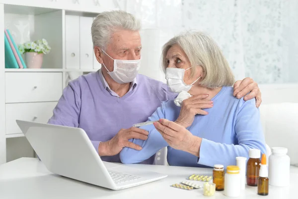 Ziek Senior Paar Met Gezichtsmaskers Met Behulp Van Laptop — Stockfoto