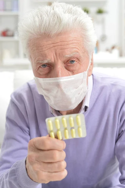 Portret Van Zielige Oudere Man Met Gezichtsmasker Die Pillen Vasthoudt — Stockfoto