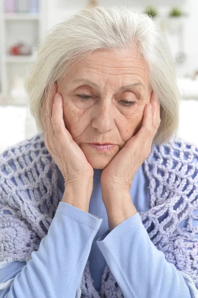 Primer Plano Retrato Mujer Mayor Triste Con Dolor Cabeza — Foto de Stock