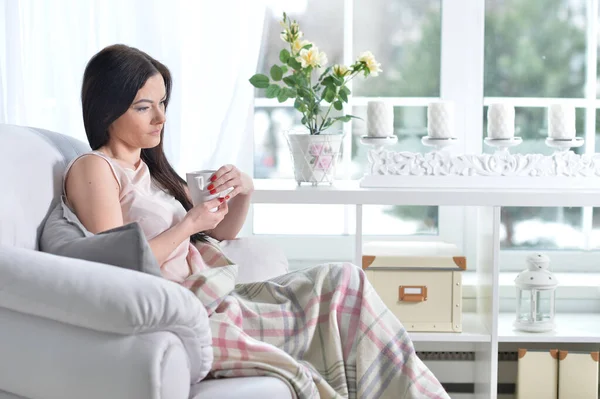 Jonge Vrouw Zit Een Fauteuil Drinkt Thee Lichte Kamer — Stockfoto