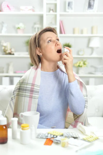 Schöne Junge Frau Mit Halsschmerzen — Stockfoto