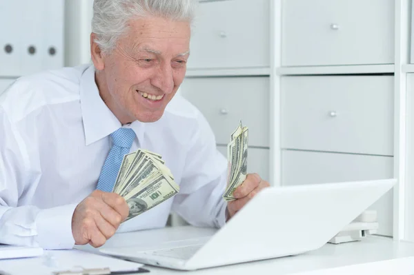 オフィスで働く成熟したビジネスマン ドルを持ってる男 — ストック写真