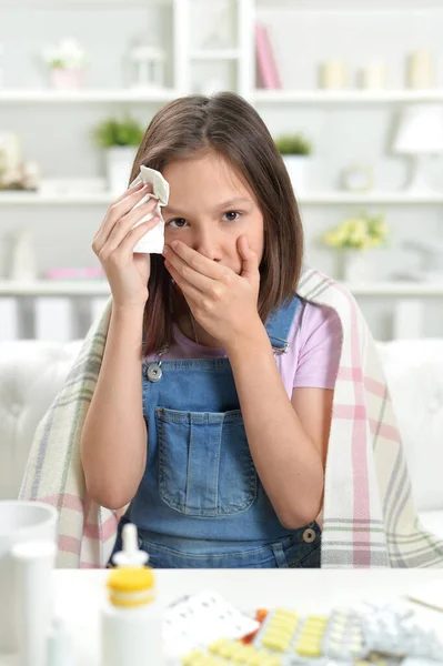 Närbild Porträtt Sjuk Liten Flicka Med Huvudvärk — Stockfoto