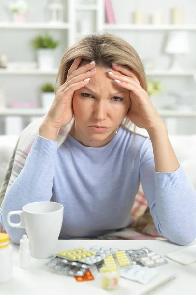 Schöne Junge Kranke Frau Hause — Stockfoto