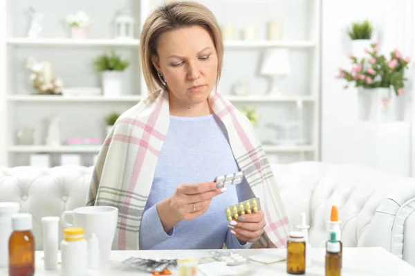 Schöne Junge Frau Mit Pillen — Stockfoto