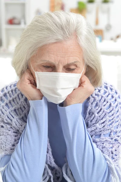 Kranke Schöne Seniorin Mit Gesichtsmaske — Stockfoto