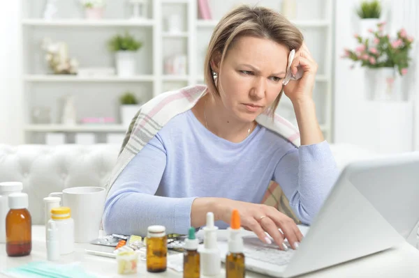 Mooie Jonge Vrouw Met Pillen Met Behulp Van Laptop — Stockfoto