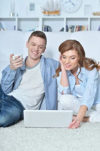 Jovem Homem Mulher Usando Laptop Casa — Fotografia de Stock