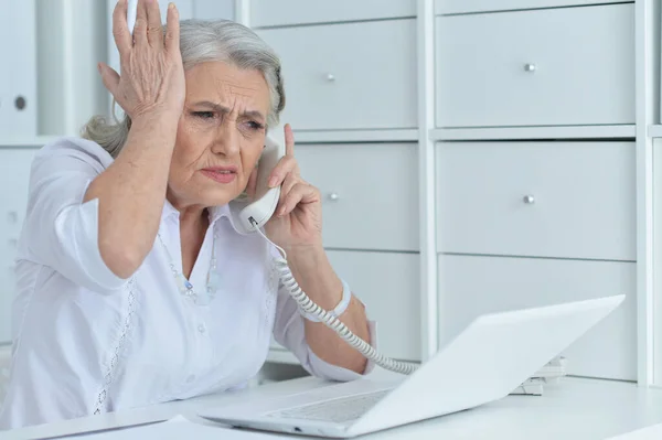 Äldre Kvinna Som Arbetar Laptop Och Talar Telefon Kontoret — Stockfoto