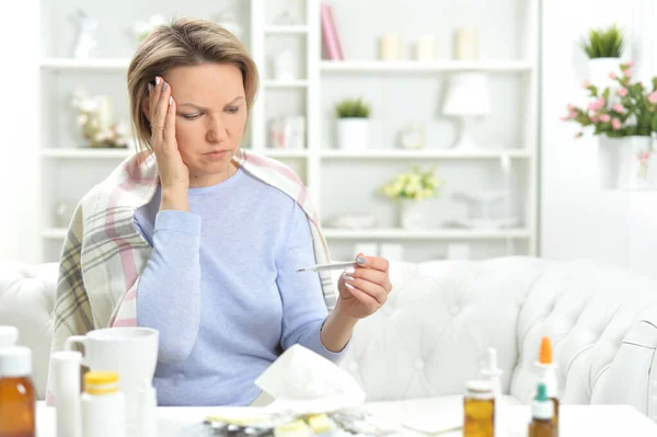 Schöne Junge Frau Beim Messen Der Temperatur — Stockfoto