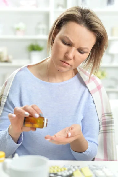 Kranke Junge Frau Nimmt Tabletten — Stockfoto