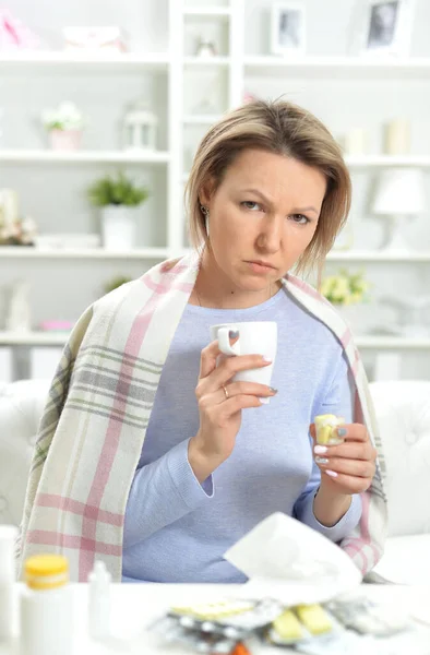 Schöne Junge Frau Nimmt Pillen — Stockfoto